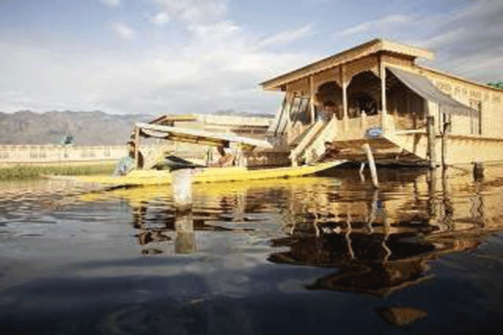 Appolo Eight Houseboat Srinagar