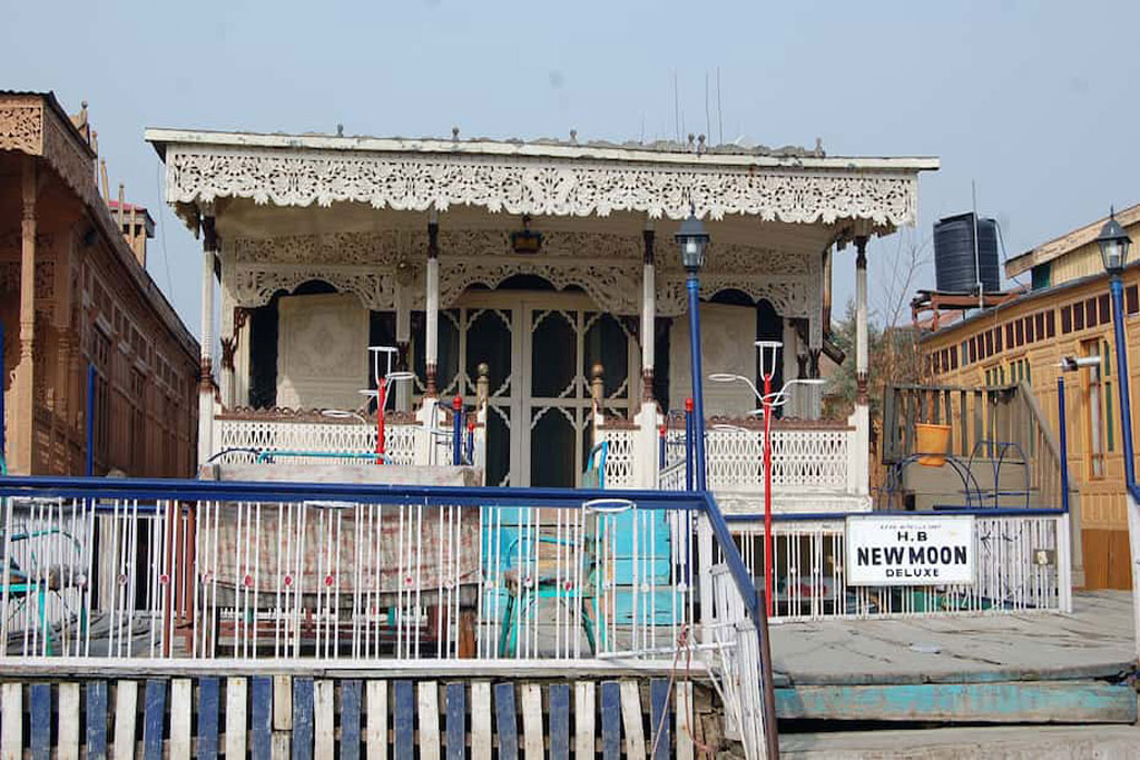 New moon houseboat Srinagar