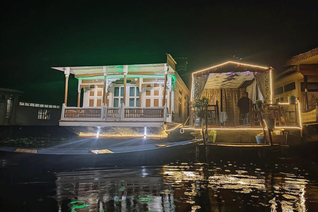 Young Balmoral Castle Houseboat Srinagar
