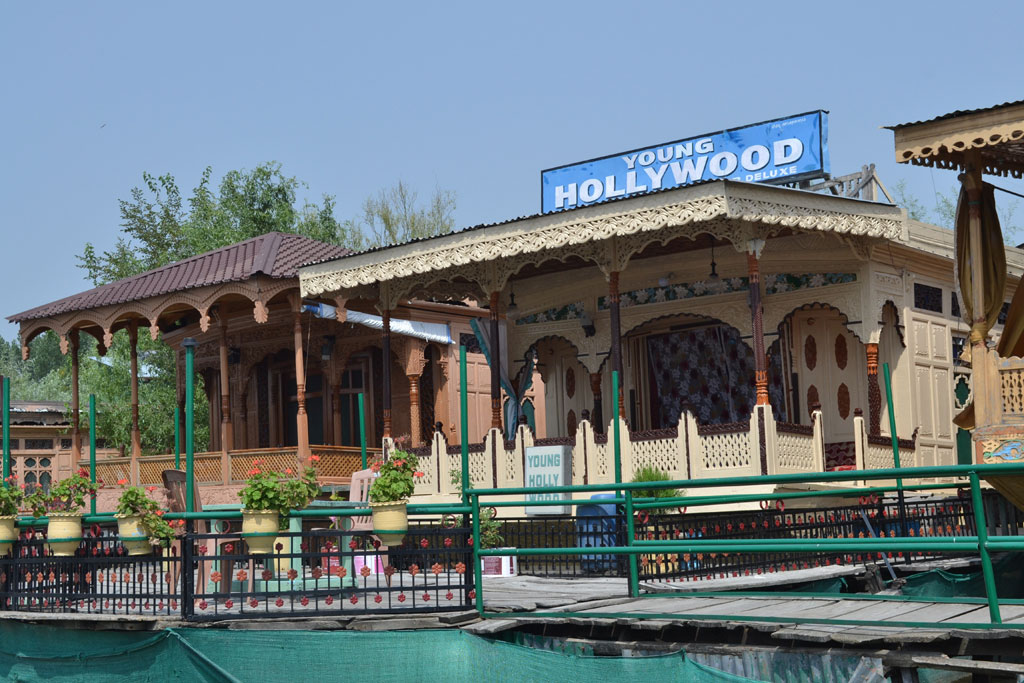 Young Hollywood Group Of Houseboats Srinagar